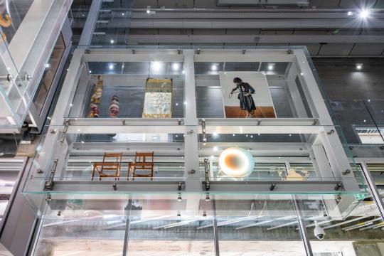 Space objects (1999), Dwight Marica Alice schrijft aan Alice (1971), Anna CutDressCut-Photo (green) (1999), Karin Arink Zonder titel (1992), Lie van der Werff Dawn (2015), Sabine Marcelis Frozen Vase (2010), Studio Wieki Somers