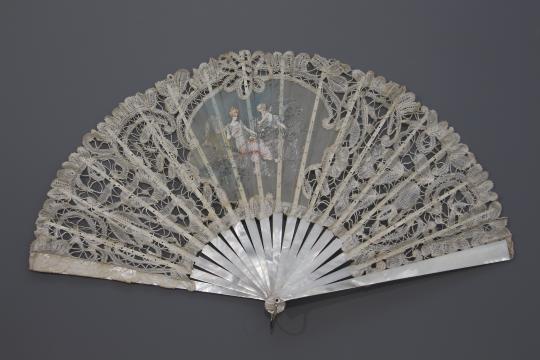 Afb. 9. E. Bayard, waaier, 1880-1900, parelmoer, kloskant en beschilderd textiel, 26,5 x 46,3 x 3,5 cm, collectie Museum Boijmans Van Beuningen. Bruikleen Stichting Museum Boijmans Van Beuningen, inv. D 56 (KN&V)