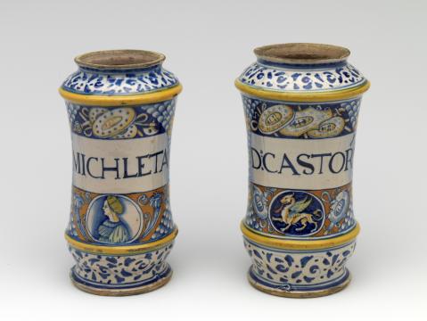 Afb. 8. Anoniem, apothekerspot, 1510, majolica, 23,3 x 12,7 cm, collectie Museum Boijmans Van Beuningen, inv. A 3651 a-b (KN&V)