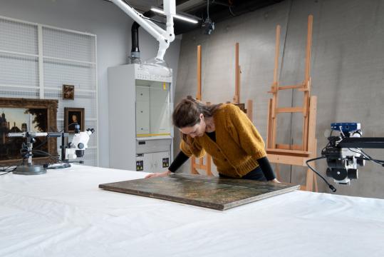 Restaurator Erika Smeenk-Metz. Foto: Lotte Stekelenburg