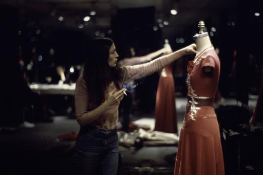 Marisol preparing costumes for The Scarlet Letter, 1975. Marisol Papers, Buffalo AKG Art Museum. © Estate of Marisol c/o Pictoright Amsterdam 2026. Fotografie: Brenda Bieger, Buffalo AKG Art Museum.