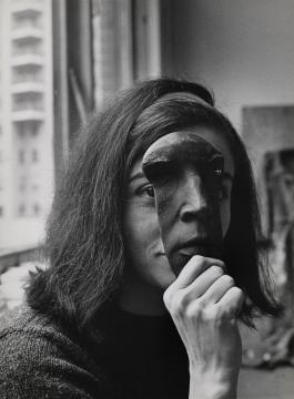Marisol Escobar, 1964. Marisol Papers, Buffalo AKG Art Museum. © Hans Namuth Estate. © Estate of Marisol c/o Pictoright Amsterdam 2026. Digitale reproductie: Amanda Smith, Buffalo AKG Art Museum.