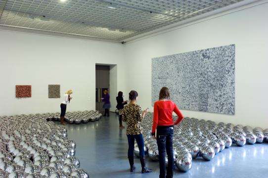 Yayoi Kusama, Mirrored Years, tentoonstellingsbeeld, Museum Boijmans Van Beuningen, 2008. Foto: Hans Wilschut