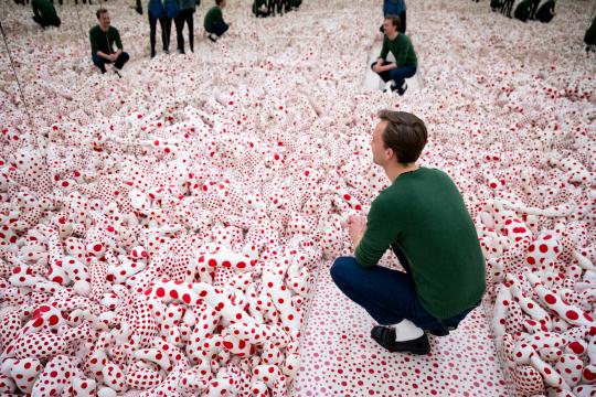 Yayoi Kusama, Infinity Mirror Room - Phalli's Field (Floor Show), 1965 (1988), installatiebeeld, Depot van Museum Boijmans Van Beuningen, 2024. Foto: Lotte Stekelenburg