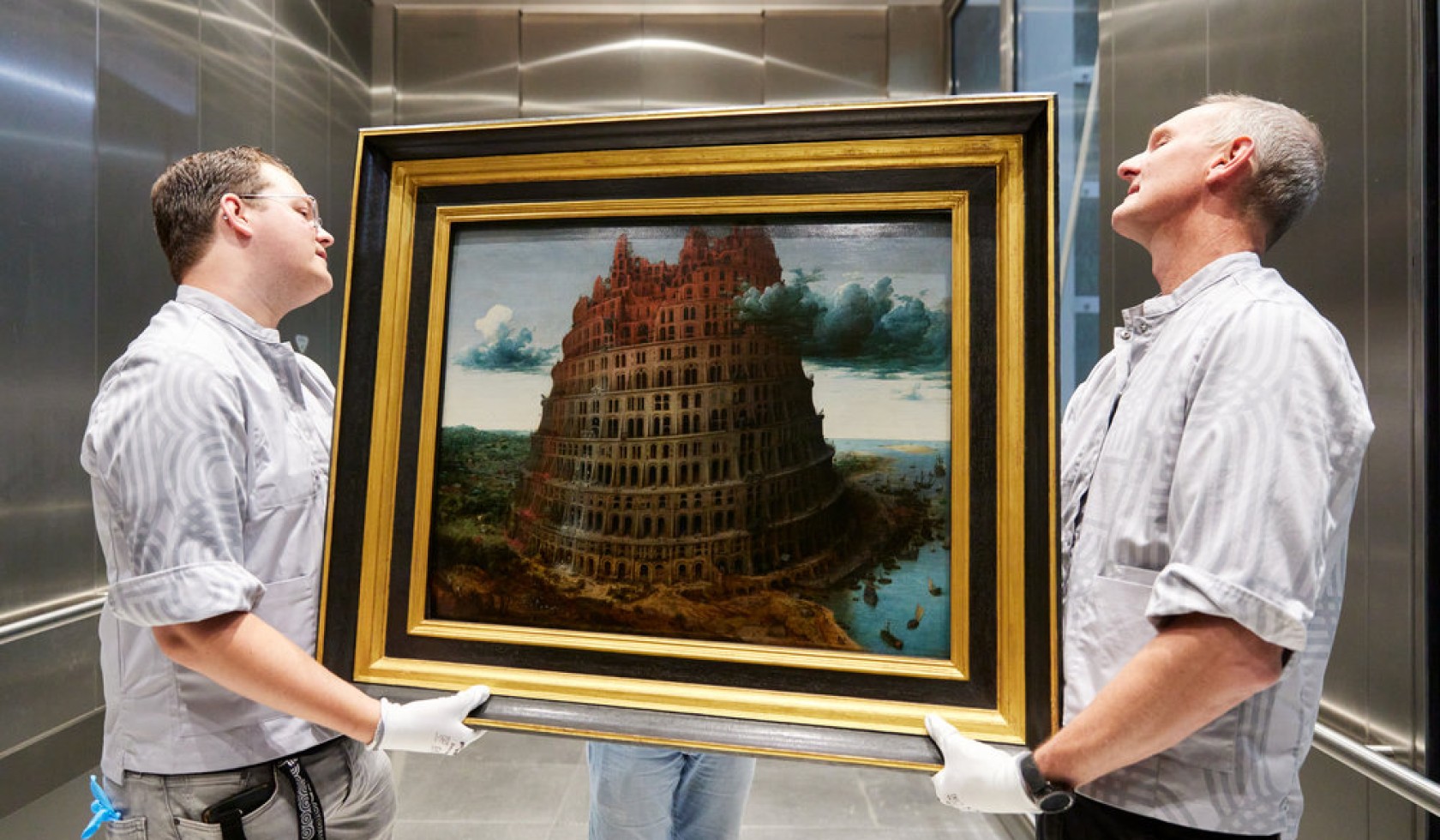 Art handlers nemen De toren van Babel van Pieter Bruegel I uit de hoogtepunten presentatie in Depot Boijmans Van Beuningen om te reizen naar De Hermitage Amsterdam, foto: Aad Hoogendoorn