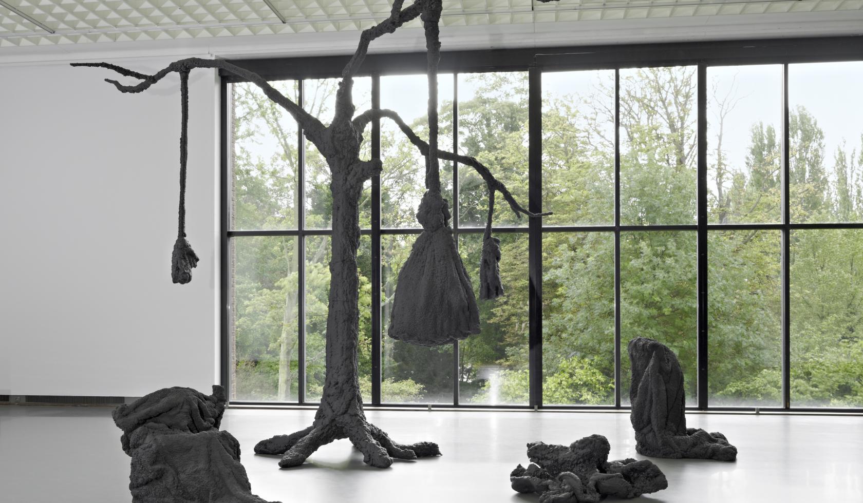 Atelier Van Lieshout, Tree & Bags, 2008, Collectie Museum Boijmans Van Beuningen. Aankoop met steun van VriendenLoterij, 2011