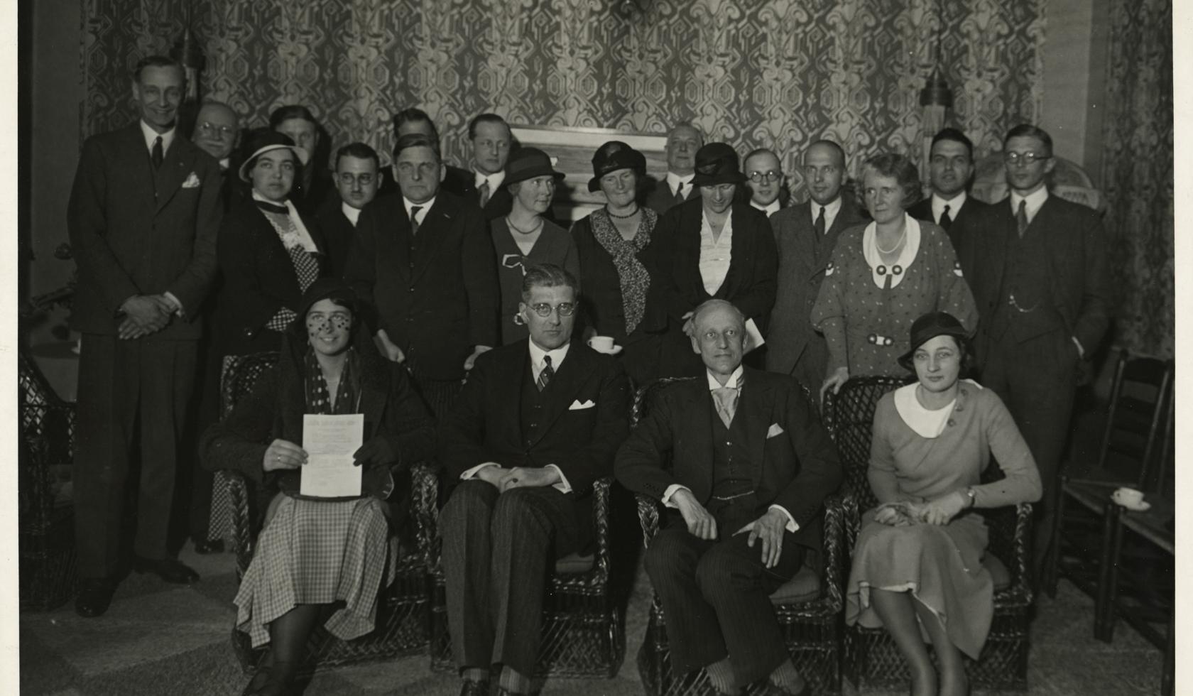 Afb. 2. De Britse auteur en journalist Sir Evelyn Wrench brengt een bezoek aan de Rotterdamsche Kunstkring, 1933, XXXIII-351, Stadsarchief Rotterdam. De foto laat goed zien dat al vroeg een relatief groot aantal vrouwen bij de Kunstkring betrokken was.