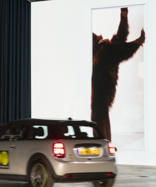 The electric cars in the Boijmans Ahoy drive-thru museum were provided by Breeman BMW & MINI. The Boijmans business club also contributed.