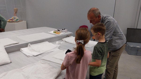 Art packing walk-in workshop
