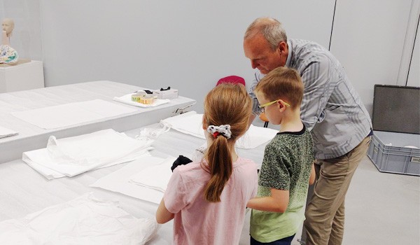 Art packing walk-in workshop